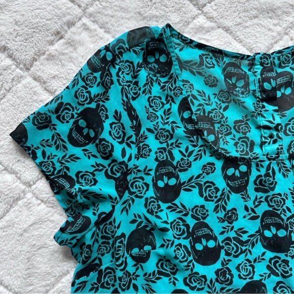 Torrid | Blue & Black Skull Print Chiffon Short Sleeve Blouse | Size 0 - Picture 4 of 12